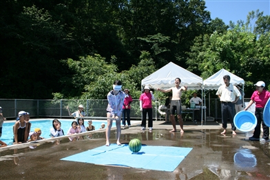 郡家西小学校プールでスイカ割りをしている写真