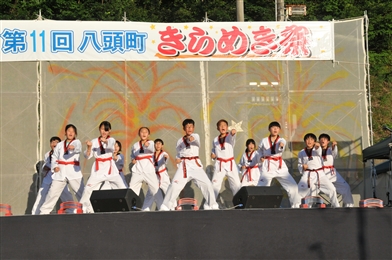 きらめき祭りでテコン舞を披露する写真