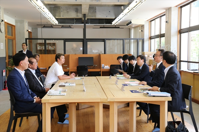 町長らとテーブルを囲み意見交換する岡田大臣の写真
