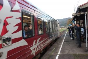 参加者を見送る「隼駅を守る会」のメンバー