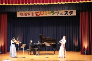 ヴィオラ、クラリネット、ピアノのトリオによる演奏