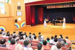 演奏に聴き入る参加者