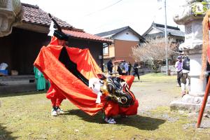 米岡神社麒麟獅子舞保存会による舞の披露