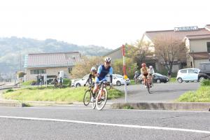 郡家ふれあいドーム駐車場を出発する参加者