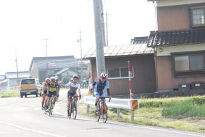 自転車に乗って駆け抜ける参加者たち