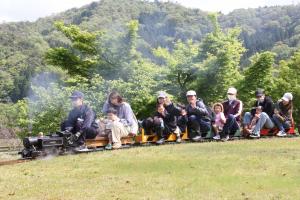 親子に人気のミニSL乗車体験