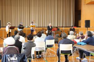 「サニーズ」の演奏を聞く参加者