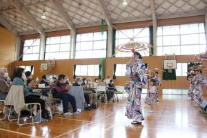「いろどり日和」が傘踊りを披露する様子①