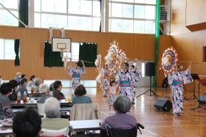 「いろどり日和」が傘踊りを披露する様子②
