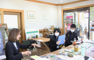 広報編集班が取材体験をしている様子