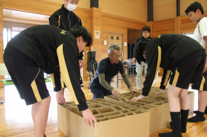 段ボールベッドの組み立て体験