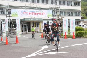 出発する参加者