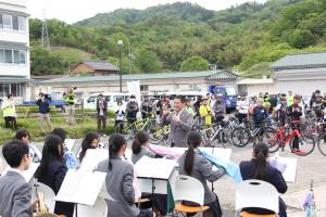 八頭高等学校吹奏楽部の演奏を聴く参加者