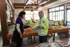 事務所で啓発活動を行う委員①