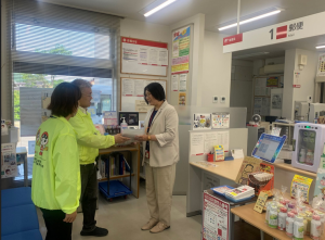 事務所で啓発活動を行う委員②