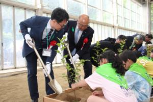 記念植樹を行う横城郡訪問団団長のユングァンギュ横城郡行政福祉局長