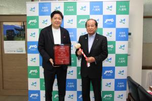 アクシスITパートナーズ株式会社 坂本哲代表取締役社長（左）と吉田英人八頭町長（右）
