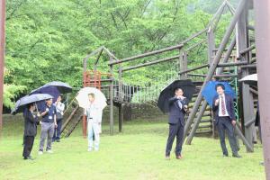 八東総合運動公園の遊具を支援する支援官