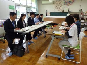 子育て支援センターで意見交換をする様子