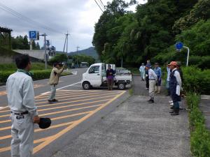 除草作業前に林業研究会メンバーが集合している様子