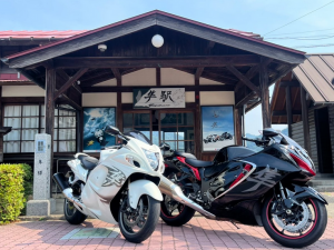 期間限定デザインの駅名板と隼バイク