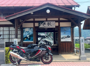 隼ラッピング列車と期間限定デザインの駅名板と隼バイク
