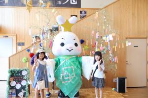 やずぴょんと一緒に記念撮影をする子ども