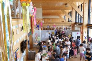 多くの人でにぎわう「ぷらっとぴあ・やず」