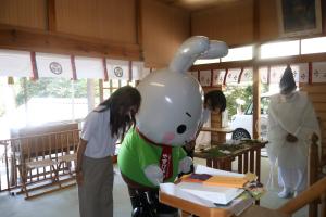 賀茂神社で短冊を祈祷し、奉納する様子