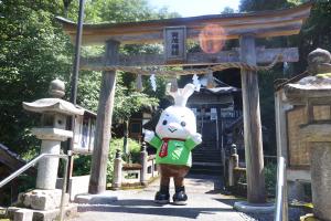 賀茂神社の鳥居前でポーズを決めるやずぴょん