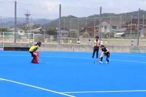 シュートアウト戦でゴールを狙う八頭高校女子ホッケー部の選手