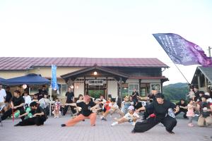 郡家中北連のメンバーと来場者が一緒に踊る様子