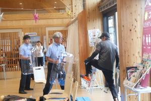 郡家駅の職員が犯人役を制止する様子