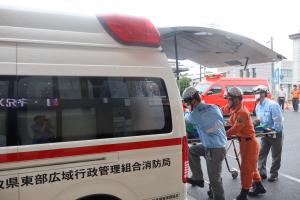 負傷者が救急車で運ばれていく様子