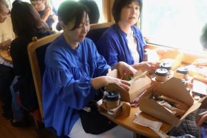 列車内でお弁当をひろげる参加者