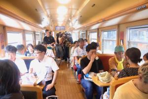 参加者でにぎわう車内