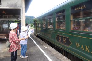 駅に停車した貸切列車を出迎える住民