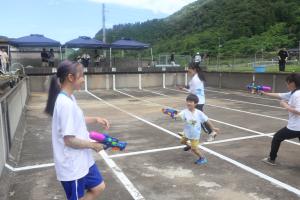 水鉄砲を撃ち合う参加者