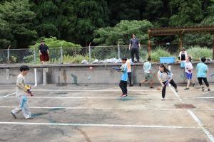 水風船を投げる参加者