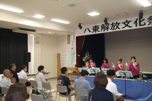 「ミュージックベルの会」の演奏を聴く参加者