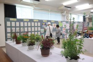 展示作品を眺める来場者