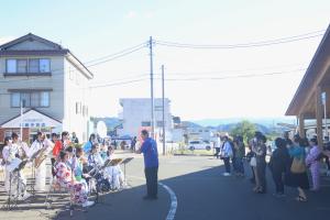 郡家中北連のパフォーマンスを応援する学生たち