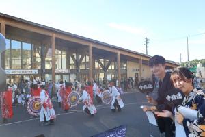 郡家中北連の踊りを応援する学生たち