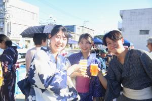 ビールで乾杯する来場者