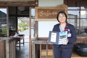 フレーム切手を持つ八頭郵便局長
