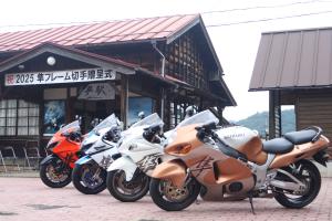 隼駅前に並ぶ隼バイク