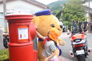 ポストにハガキを投函する園児