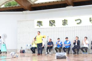「おかえりなさい」とあいさつする石谷会長