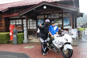 鈴木社長とライダーの記念写真①