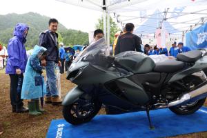 隼バイクの展示とスズキ物販ブースの様子